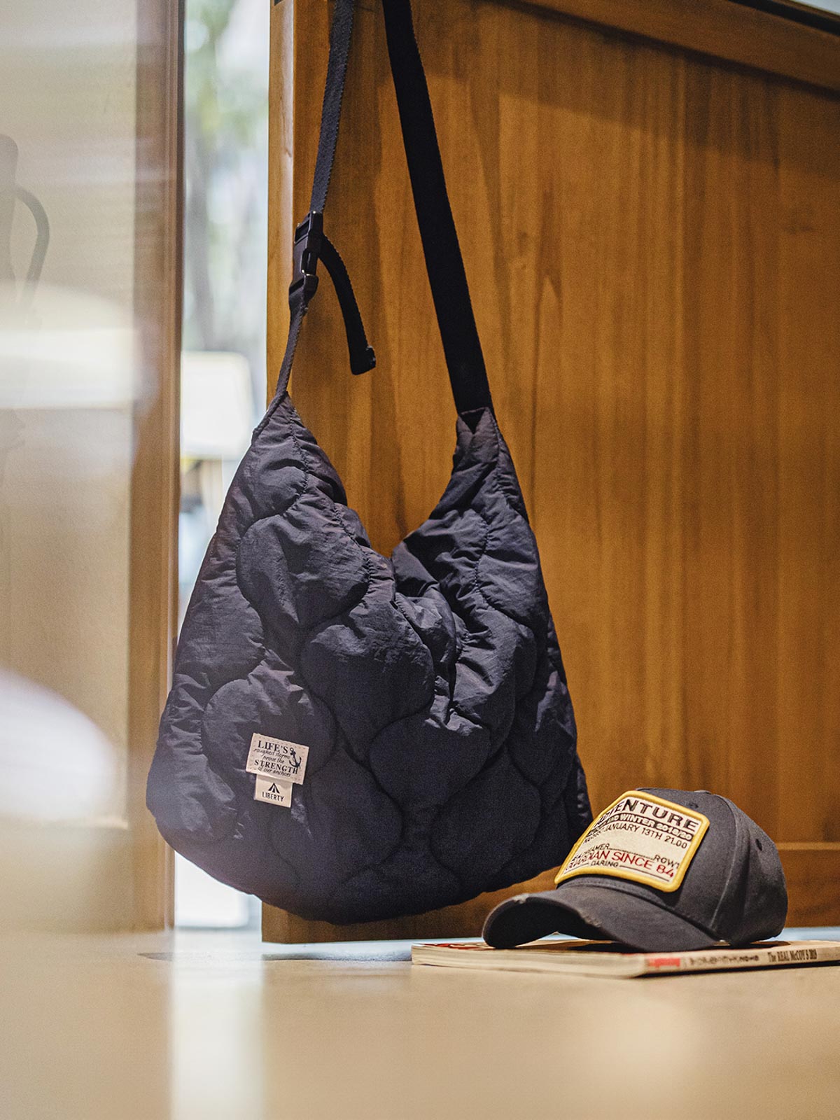 製品画像: 大容量の貝殻模様キルティングデザインが特徴の雲形バッグ正面展示画像、立体感と耐久性を強調。
詳細画像: 貝殻模様キルティングデザインのアップ、310Tマット仕上げしわ感ナイロンと立体充填素材のディテール。