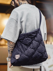 詳細画像: 貝殻模様キルティングデザインのアップ、310Tマット仕上げしわ感ナイロンと立体充填素材のディテール。
モデル画像: モデルが大容量の貝殻模様雲形バッグを肩掛けして、日常使いに最適なスタイルを披露。