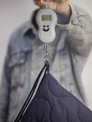 製品画像: 大容量の貝殻模様キルティングデザインが特徴の雲形バッグ正面展示画像、立体感と耐久性を強調。
詳細画像: 貝殻模様キルティングデザインのアップ、310Tマット仕上げしわ感ナイロンと立体充填素材のディテール。