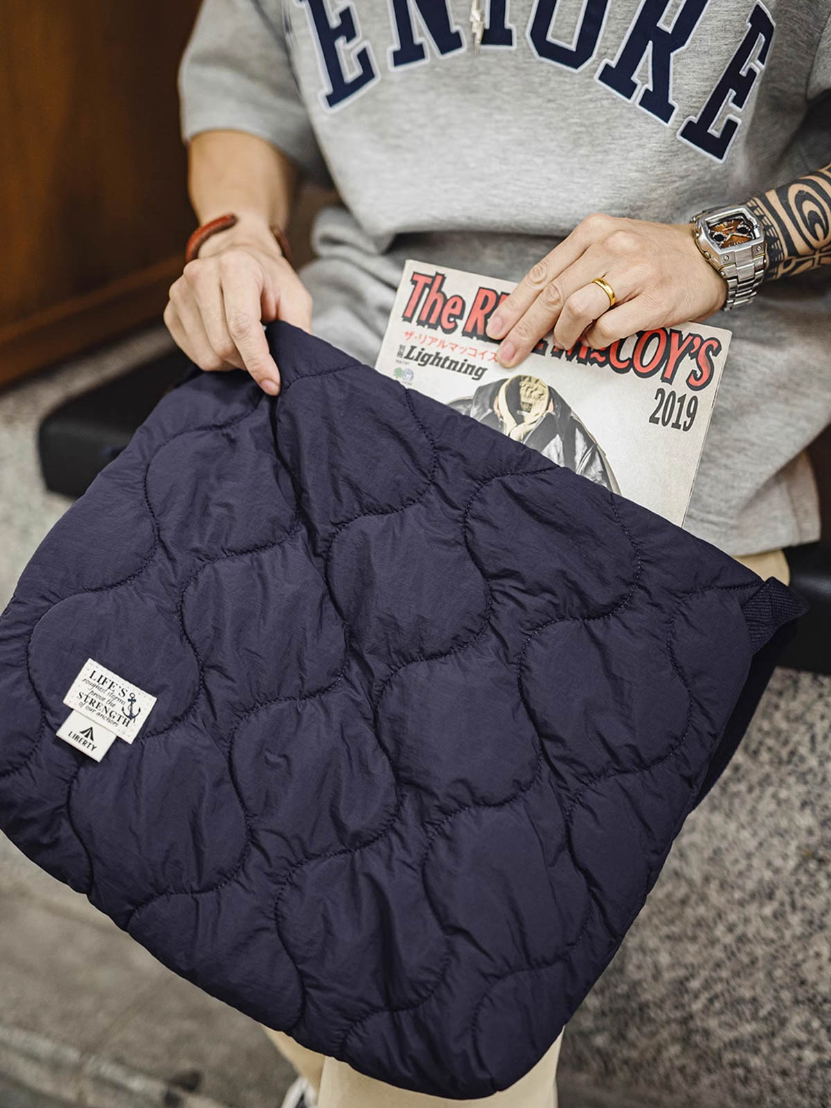 製品画像: 大容量の貝殻模様キルティングデザインが特徴の雲形バッグ正面展示画像、立体感と耐久性を強調。
詳細画像: 貝殻模様キルティングデザインのアップ、310Tマット仕上げしわ感ナイロンと立体充填素材のディテール。