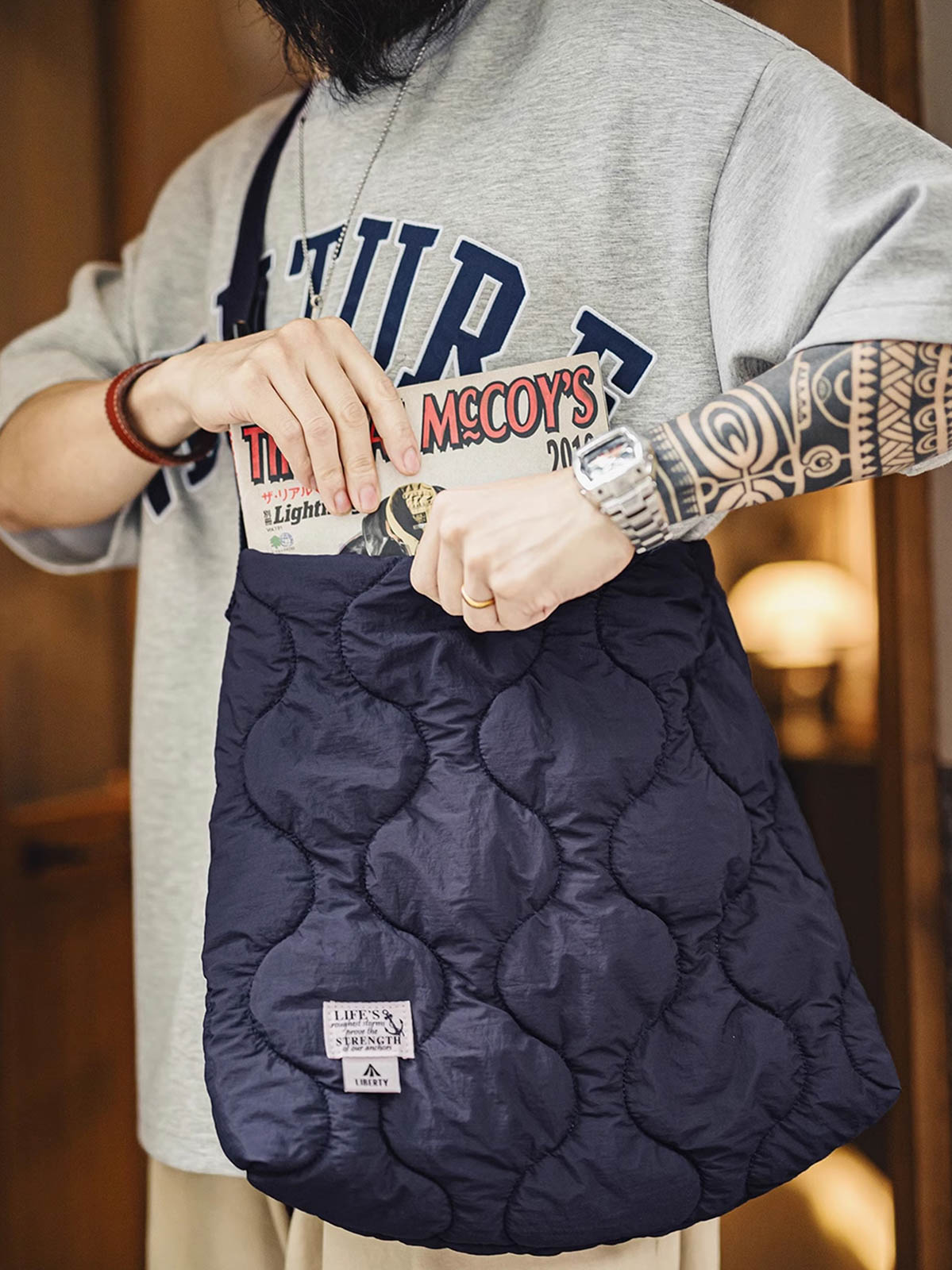 詳細画像: 貝殻模様キルティングデザインのアップ、310Tマット仕上げしわ感ナイロンと立体充填素材のディテール。
モデル画像: モデルが大容量の貝殻模様雲形バッグを肩掛けして、日常使いに最適なスタイルを披露。