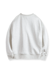 製品画像: ライトグレーの裏起毛クルーネックスウェット全体イメージ画像。リラックスシルエットとドロップショルダーデザインが特徴で、胸元には「ピースマーク」プリントがアクセント。単独でもインナーとしても活躍する秋冬の万能アイテム。
詳細画像: 胸元に配置された精巧な「ピースマーク」プリントとクラシックなリブ仕様のネックや裾をクローズアップした画像。保温性と耐久性を兼ね備えた裏起毛素材が際立つ。