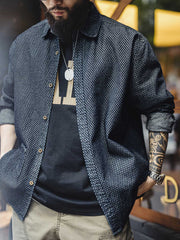 詳細画像
チェッカーボード柄のディテールと、しっかりとしたデニム生地の質感を強調した画像。耐久性のある縫製と、ボタンのディテールが特徴的。
モデル画像
チェッカーボードデニムシャツを着用したモデル。レトロストリートスタイルを体現し、カジュアルな日常シーンでのスタイリングを提案。