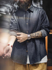 詳細画像
チェッカーボード柄のディテールと、しっかりとしたデニム生地の質感を強調した画像。耐久性のある縫製と、ボタンのディテールが特徴的。
モデル画像
チェッカーボードデニムシャツを着用したモデル。レトロストリートスタイルを体現し、カジュアルな日常シーンでのスタイリングを提案。