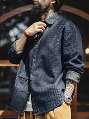 詳細画像
チェッカーボード柄のディテールと、しっかりとしたデニム生地の質感を強調した画像。耐久性のある縫製と、ボタンのディテールが特徴的。
モデル画像
チェッカーボードデニムシャツを着用したモデル。レトロストリートスタイルを体現し、カジュアルな日常シーンでのスタイリングを提案。