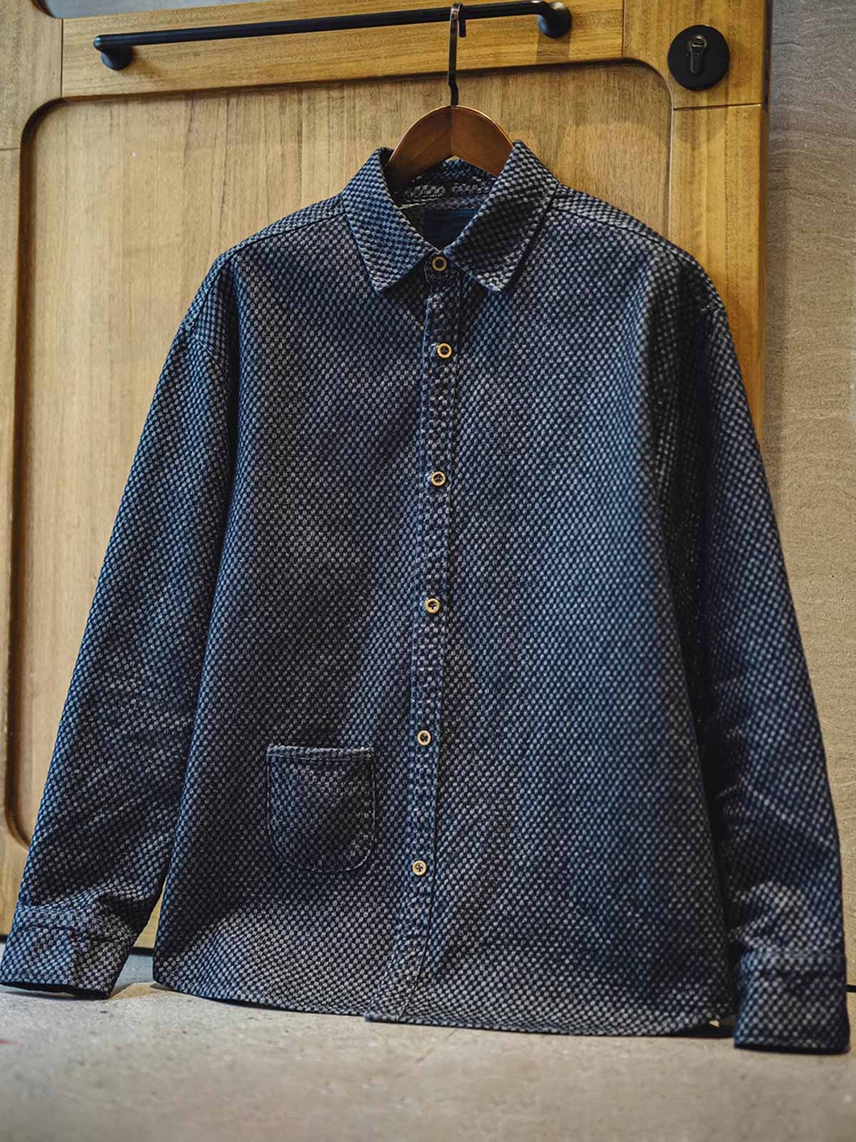 製品画像
チェッカーボードデニムシャツ クラシックなチェッカーボード柄と丈夫なデニム生地を使用し、レトロなストリートスタイルを演出するカジュアルシャツ。アメリカンヴィンテージの要素を取り入れ、ユニークなデザインで日常使いに最適。
詳細画像
チェッカーボード柄のディテールと、しっかりとしたデニム生地の質感を強調した画像。耐久性のある縫製と、ボタンのディテールが特徴的。