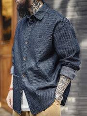 詳細画像
チェッカーボード柄のディテールと、しっかりとしたデニム生地の質感を強調した画像。耐久性のある縫製と、ボタンのディテールが特徴的。
モデル画像
チェッカーボードデニムシャツを着用したモデル。レトロストリートスタイルを体現し、カジュアルな日常シーンでのスタイリングを提案。