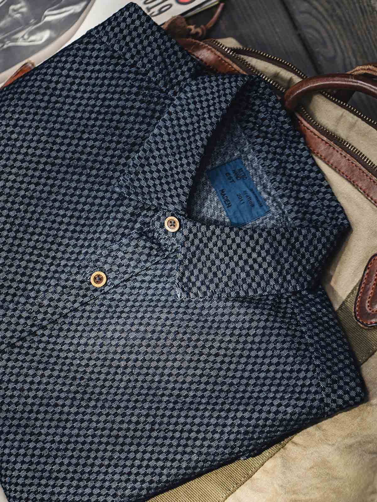 製品画像
チェッカーボードデニムシャツ クラシックなチェッカーボード柄と丈夫なデニム生地を使用し、レトロなストリートスタイルを演出するカジュアルシャツ。アメリカンヴィンテージの要素を取り入れ、ユニークなデザインで日常使いに最適。
詳細画像
チェッカーボード柄のディテールと、しっかりとしたデニム生地の質感を強調した画像。耐久性のある縫製と、ボタンのディテールが特徴的。