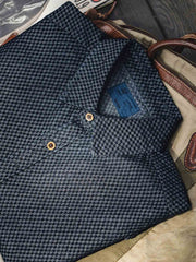 製品画像
チェッカーボードデニムシャツ クラシックなチェッカーボード柄と丈夫なデニム生地を使用し、レトロなストリートスタイルを演出するカジュアルシャツ。アメリカンヴィンテージの要素を取り入れ、ユニークなデザインで日常使いに最適。
詳細画像
チェッカーボード柄のディテールと、しっかりとしたデニム生地の質感を強調した画像。耐久性のある縫製と、ボタンのディテールが特徴的。