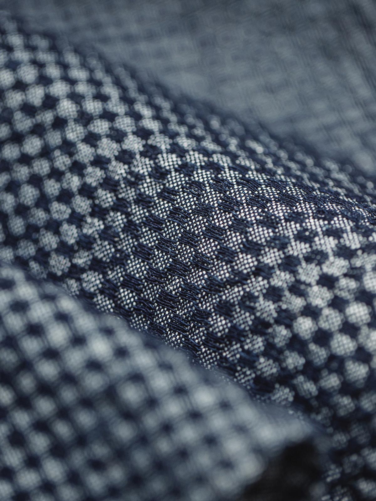 製品画像
チェッカーボードデニムシャツ クラシックなチェッカーボード柄と丈夫なデニム生地を使用し、レトロなストリートスタイルを演出するカジュアルシャツ。アメリカンヴィンテージの要素を取り入れ、ユニークなデザインで日常使いに最適。
詳細画像
チェッカーボード柄のディテールと、しっかりとしたデニム生地の質感を強調した画像。耐久性のある縫製と、ボタンのディテールが特徴的。