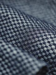 製品画像
チェッカーボードデニムシャツ クラシックなチェッカーボード柄と丈夫なデニム生地を使用し、レトロなストリートスタイルを演出するカジュアルシャツ。アメリカンヴィンテージの要素を取り入れ、ユニークなデザインで日常使いに最適。
詳細画像
チェッカーボード柄のディテールと、しっかりとしたデニム生地の質感を強調した画像。耐久性のある縫製と、ボタンのディテールが特徴的。