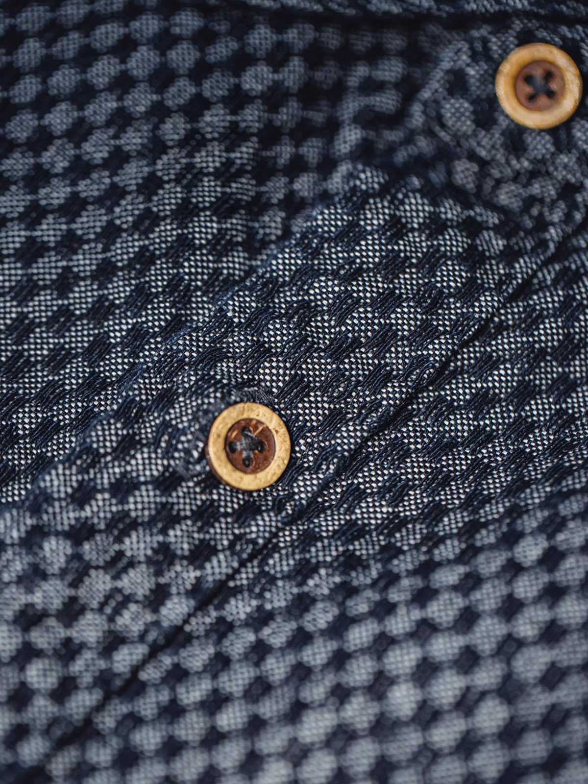 製品画像
チェッカーボードデニムシャツ クラシックなチェッカーボード柄と丈夫なデニム生地を使用し、レトロなストリートスタイルを演出するカジュアルシャツ。アメリカンヴィンテージの要素を取り入れ、ユニークなデザインで日常使いに最適。
詳細画像
チェッカーボード柄のディテールと、しっかりとしたデニム生地の質感を強調した画像。耐久性のある縫製と、ボタンのディテールが特徴的。