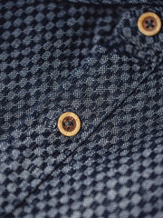 製品画像
チェッカーボードデニムシャツ クラシックなチェッカーボード柄と丈夫なデニム生地を使用し、レトロなストリートスタイルを演出するカジュアルシャツ。アメリカンヴィンテージの要素を取り入れ、ユニークなデザインで日常使いに最適。
詳細画像
チェッカーボード柄のディテールと、しっかりとしたデニム生地の質感を強調した画像。耐久性のある縫製と、ボタンのディテールが特徴的。