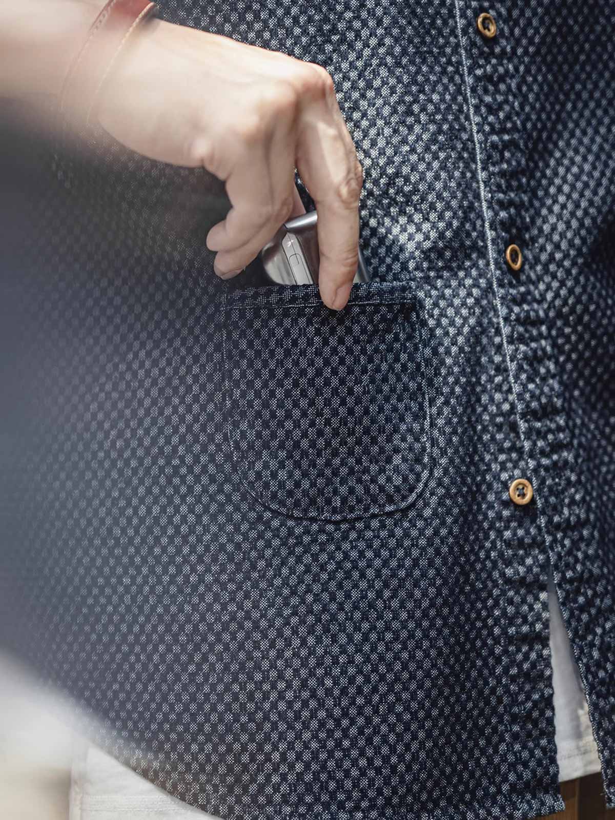 詳細画像
チェッカーボード柄のディテールと、しっかりとしたデニム生地の質感を強調した画像。耐久性のある縫製と、ボタンのディテールが特徴的。
モデル画像
チェッカーボードデニムシャツを着用したモデル。レトロストリートスタイルを体現し、カジュアルな日常シーンでのスタイリングを提案。