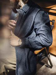 詳細画像
チェッカーボード柄のディテールと、しっかりとしたデニム生地の質感を強調した画像。耐久性のある縫製と、ボタンのディテールが特徴的。
モデル画像
チェッカーボードデニムシャツを着用したモデル。レトロストリートスタイルを体現し、カジュアルな日常シーンでのスタイリングを提案。