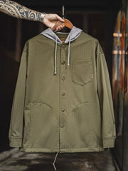 製品画像
「レイヤード風デザインのパッチワーク フード付きワークジャケット全体画像。ヘリンボーン生地と3ポケット仕様が特徴的なアーバンカジュアルアウター。」
詳細画像
「耐久性に優れたヘリンボーン生地とヴィンテージ感を引き立てるレーザーボタン、明るいステッチラインのディテールをクローズアップした画像。」