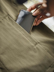 製品画像
「レイヤード風デザインのパッチワーク フード付きワークジャケット全体画像。ヘリンボーン生地と3ポケット仕様が特徴的なアーバンカジュアルアウター。」
詳細画像
「耐久性に優れたヘリンボーン生地とヴィンテージ感を引き立てるレーザーボタン、明るいステッチラインのディテールをクローズアップした画像。」