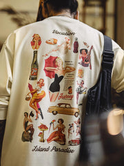 詳細画像
60年代ピンナップガールとクラシックカーをモチーフにしたポスター風プリントのディテール。高品質コットン生地に施された精巧な印刷が魅力
モデル画像
ホリデータイムにぴったりなレトロプリントTシャツを着たモデルが、デニムパンツと合わせたカジュアルスタイルを披露。リラックス感のある着心地が特徴