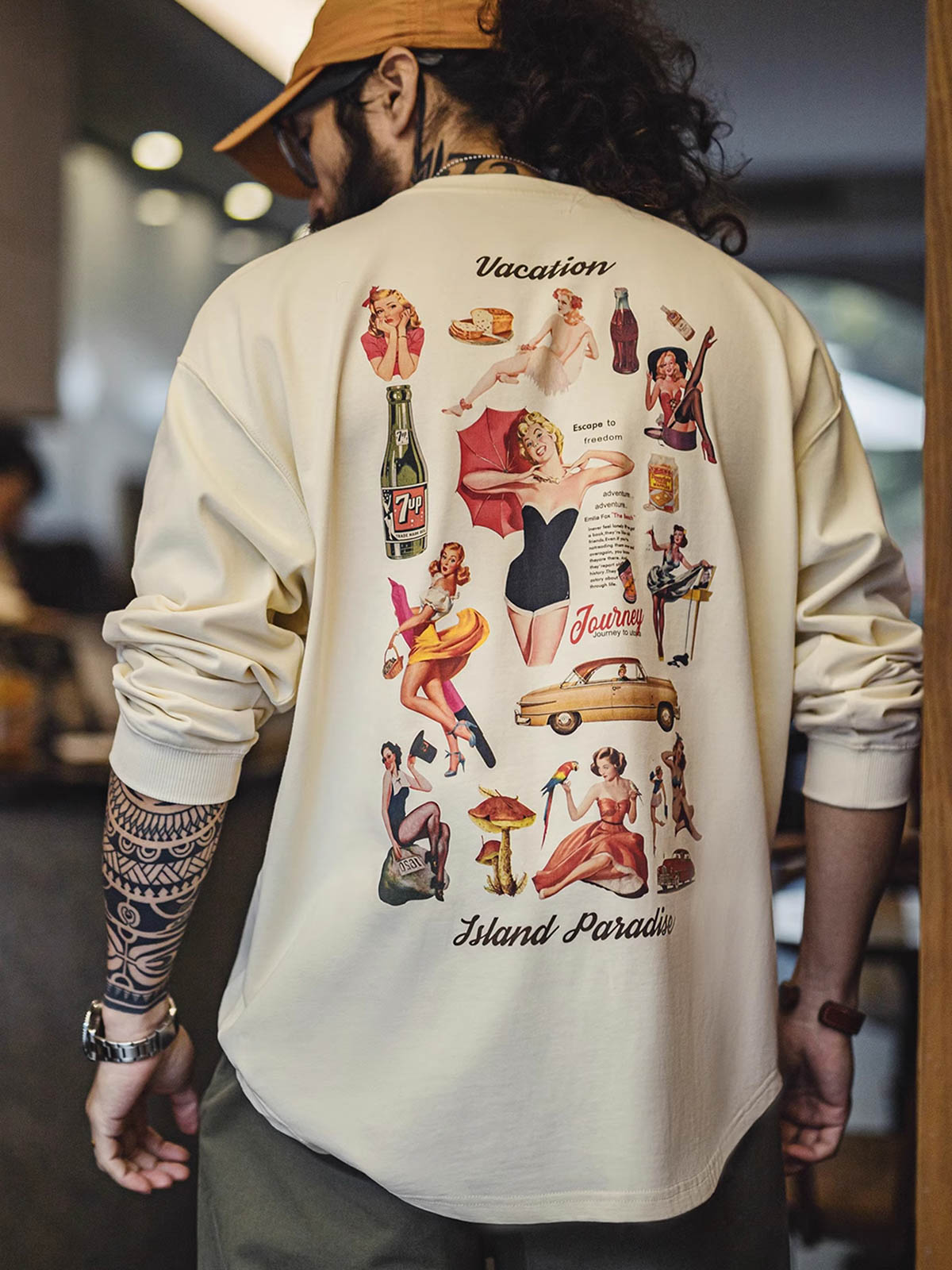 詳細画像
60年代ピンナップガールとクラシックカーをモチーフにしたポスター風プリントのディテール。高品質コットン生地に施された精巧な印刷が魅力
モデル画像
ホリデータイムにぴったりなレトロプリントTシャツを着たモデルが、デニムパンツと合わせたカジュアルスタイルを披露。リラックス感のある着心地が特徴