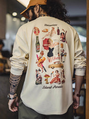 詳細画像
60年代ピンナップガールとクラシックカーをモチーフにしたポスター風プリントのディテール。高品質コットン生地に施された精巧な印刷が魅力
モデル画像
ホリデータイムにぴったりなレトロプリントTシャツを着たモデルが、デニムパンツと合わせたカジュアルスタイルを披露。リラックス感のある着心地が特徴