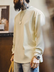 詳細画像
60年代ピンナップガールとクラシックカーをモチーフにしたポスター風プリントのディテール。高品質コットン生地に施された精巧な印刷が魅力
モデル画像
ホリデータイムにぴったりなレトロプリントTシャツを着たモデルが、デニムパンツと合わせたカジュアルスタイルを披露。リラックス感のある着心地が特徴