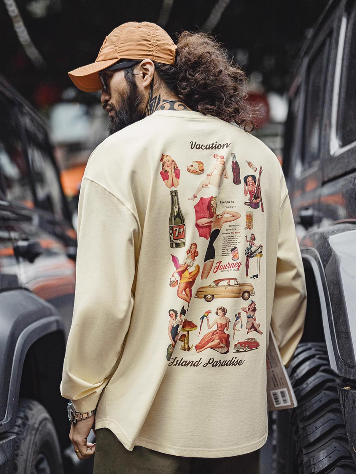 詳細画像
60年代ピンナップガールとクラシックカーをモチーフにしたポスター風プリントのディテール。高品質コットン生地に施された精巧な印刷が魅力
モデル画像
ホリデータイムにぴったりなレトロプリントTシャツを着たモデルが、デニムパンツと合わせたカジュアルスタイルを披露。リラックス感のある着心地が特徴