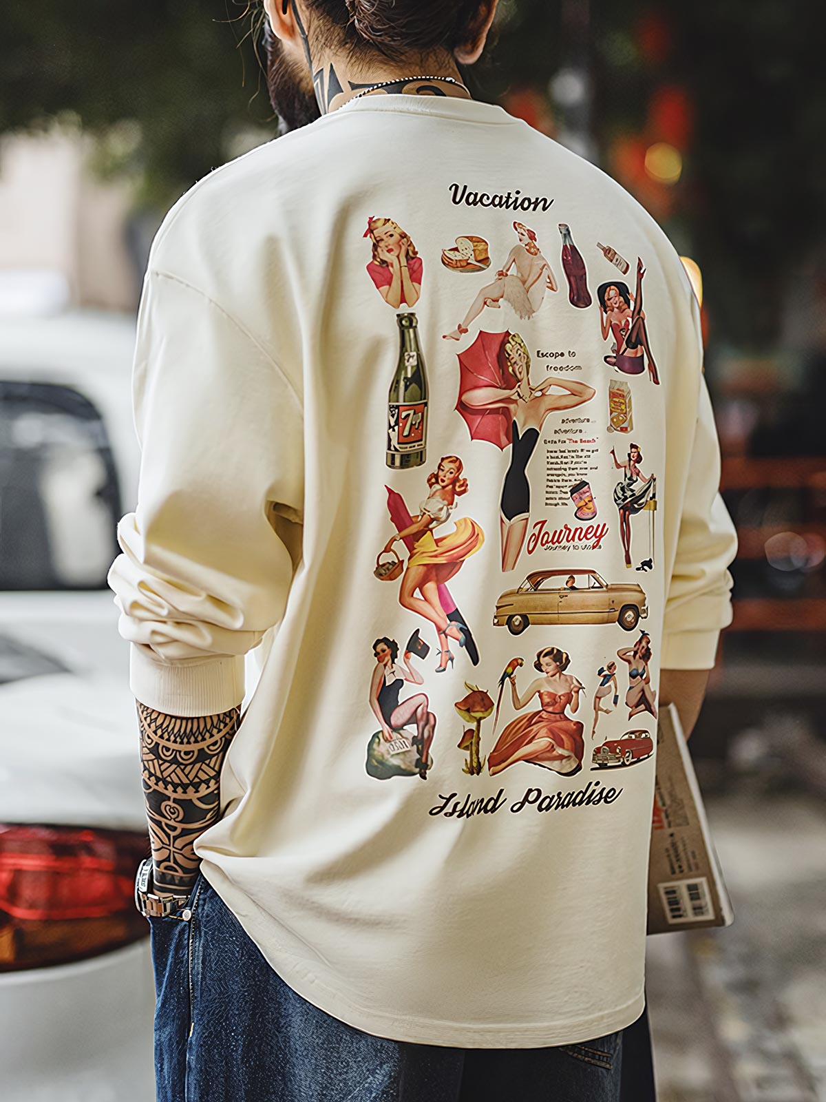 詳細画像
60年代ピンナップガールとクラシックカーをモチーフにしたポスター風プリントのディテール。高品質コットン生地に施された精巧な印刷が魅力
モデル画像
ホリデータイムにぴったりなレトロプリントTシャツを着たモデルが、デニムパンツと合わせたカジュアルスタイルを披露。リラックス感のある着心地が特徴