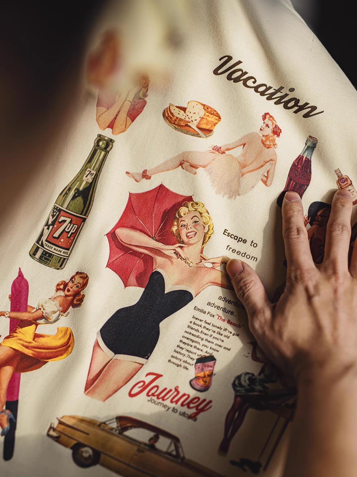 製品画像
アイボリーカラーのレトロプリント長袖Tシャツ、背面に大きなピンナップガールとクラシックカーを描いたポスター風デザインが特徴的。自然体のカジュアルスタイルにぴったりのホリデーアイテム
詳細画像
60年代ピンナップガールとクラシックカーをモチーフにしたポスター風プリントのディテール。高品質コットン生地に施された精巧な印刷が魅力