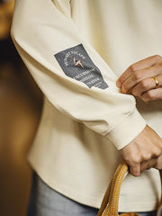 製品画像
アイボリーカラーのレトロプリント長袖Tシャツ、背面に大きなピンナップガールとクラシックカーを描いたポスター風デザインが特徴的。自然体のカジュアルスタイルにぴったりのホリデーアイテム
詳細画像
60年代ピンナップガールとクラシックカーをモチーフにしたポスター風プリントのディテール。高品質コットン生地に施された精巧な印刷が魅力