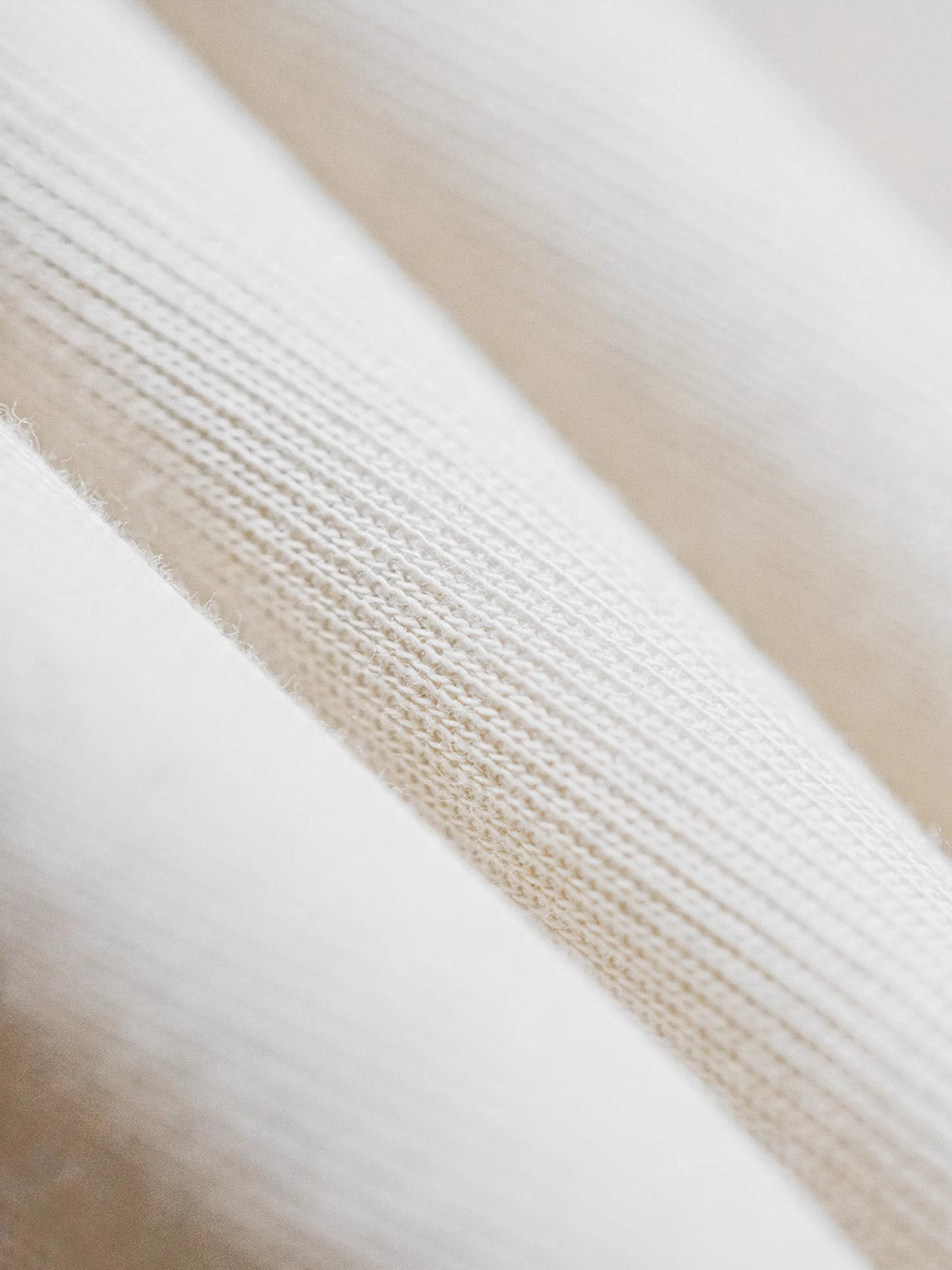 袖肘部分のパッチワークとV字ガゼットのディテールを強調したクローズアップ