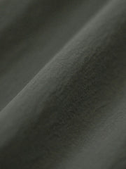 バイカラーのラグランスリーブとオレンジ色の裏地、ブラック六角形ジッパーの特写