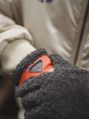 詳細画像:
革新的なタッチスクリーン対応両面フリースグローブ。親指と人差し指に導電繊維を使用し、スマートフォン操作が可能。ロングリブデザインで手首部分を保温し、パイルフリースとスエードの素材で耐久性と保温性を兼ね備えた作り。
モデル画像:
着用感を表現した両面フリースタッチグローブ。冬の通勤やアウトドア活動に最適で、保温・防風・防寒性能を兼ね備え、スマートフォン操作も快適に行えるデザイン。