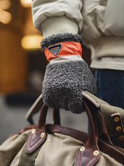 詳細画像:
革新的なタッチスクリーン対応両面フリースグローブ。親指と人差し指に導電繊維を使用し、スマートフォン操作が可能。ロングリブデザインで手首部分を保温し、パイルフリースとスエードの素材で耐久性と保温性を兼ね備えた作り。
モデル画像:
着用感を表現した両面フリースタッチグローブ。冬の通勤やアウトドア活動に最適で、保温・防風・防寒性能を兼ね備え、スマートフォン操作も快適に行えるデザイン。