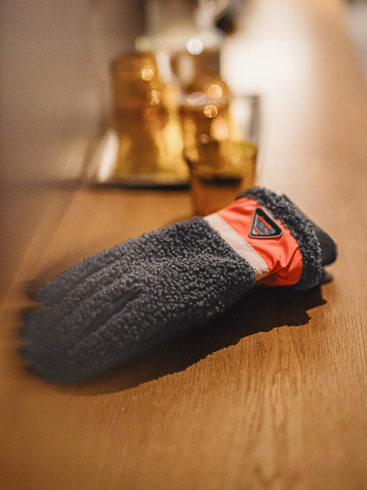 製品画像:
両面フリースタッチグローブ。タッチスクリーン対応デザインで、親指と人差し指に導電繊維を使用し、スマートフォンやタブレットを冬でも快適に操作可能。高い保温性を提供する北極フリース裏地と、しっかりとしたパイルフリース&スエード表地。
詳細画像:
革新的なタッチスクリーン対応両面フリースグローブ。親指と人差し指に導電繊維を使用し、スマートフォン操作が可能。ロングリブデザインで手首部分を保温し、パイルフリースとスエードの素材で耐久性と保温性を兼ね備えた作り。