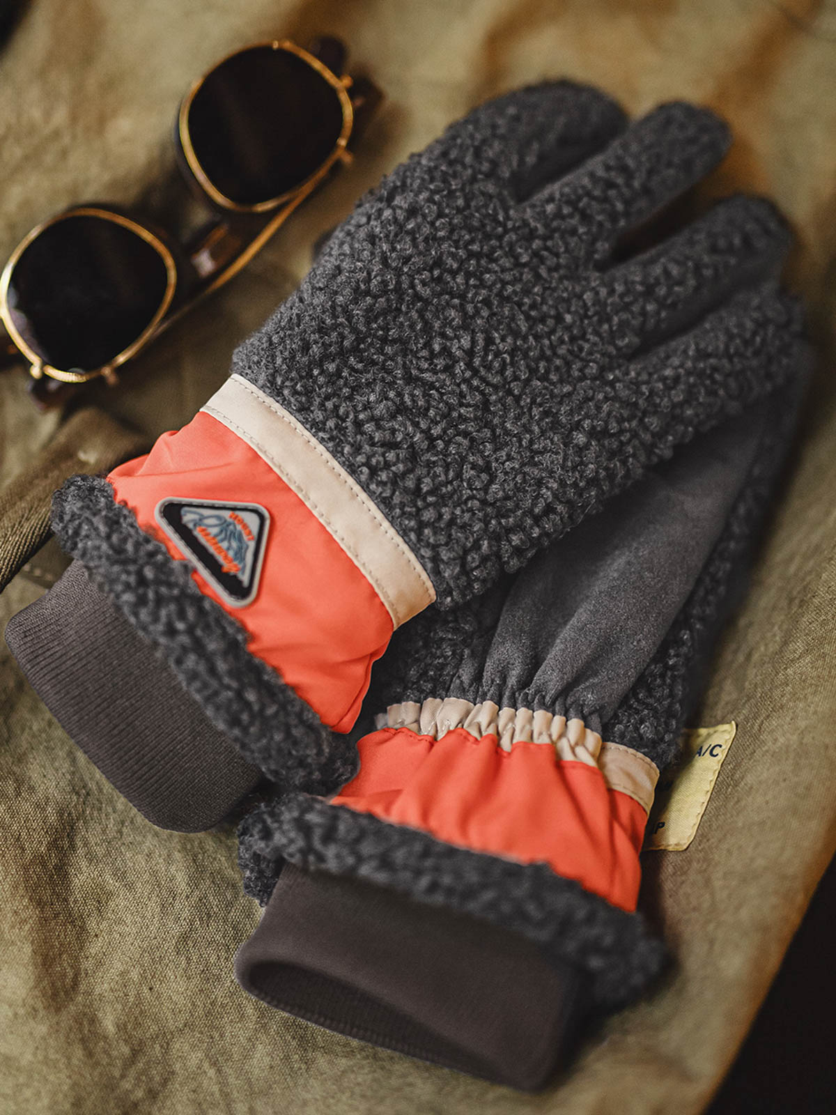 製品画像:
両面フリースタッチグローブ。タッチスクリーン対応デザインで、親指と人差し指に導電繊維を使用し、スマートフォンやタブレットを冬でも快適に操作可能。高い保温性を提供する北極フリース裏地と、しっかりとしたパイルフリース&スエード表地。
詳細画像:
革新的なタッチスクリーン対応両面フリースグローブ。親指と人差し指に導電繊維を使用し、スマートフォン操作が可能。ロングリブデザインで手首部分を保温し、パイルフリースとスエードの素材で耐久性と保温性を兼ね備えた作り。