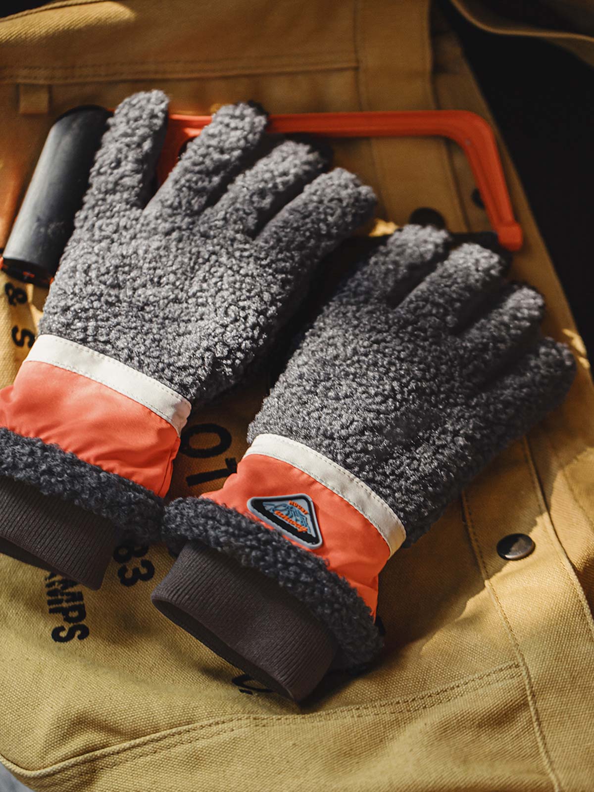 製品画像:
両面フリースタッチグローブ。タッチスクリーン対応デザインで、親指と人差し指に導電繊維を使用し、スマートフォンやタブレットを冬でも快適に操作可能。高い保温性を提供する北極フリース裏地と、しっかりとしたパイルフリース&スエード表地。
詳細画像:
革新的なタッチスクリーン対応両面フリースグローブ。親指と人差し指に導電繊維を使用し、スマートフォン操作が可能。ロングリブデザインで手首部分を保温し、パイルフリースとスエードの素材で耐久性と保温性を兼ね備えた作り。