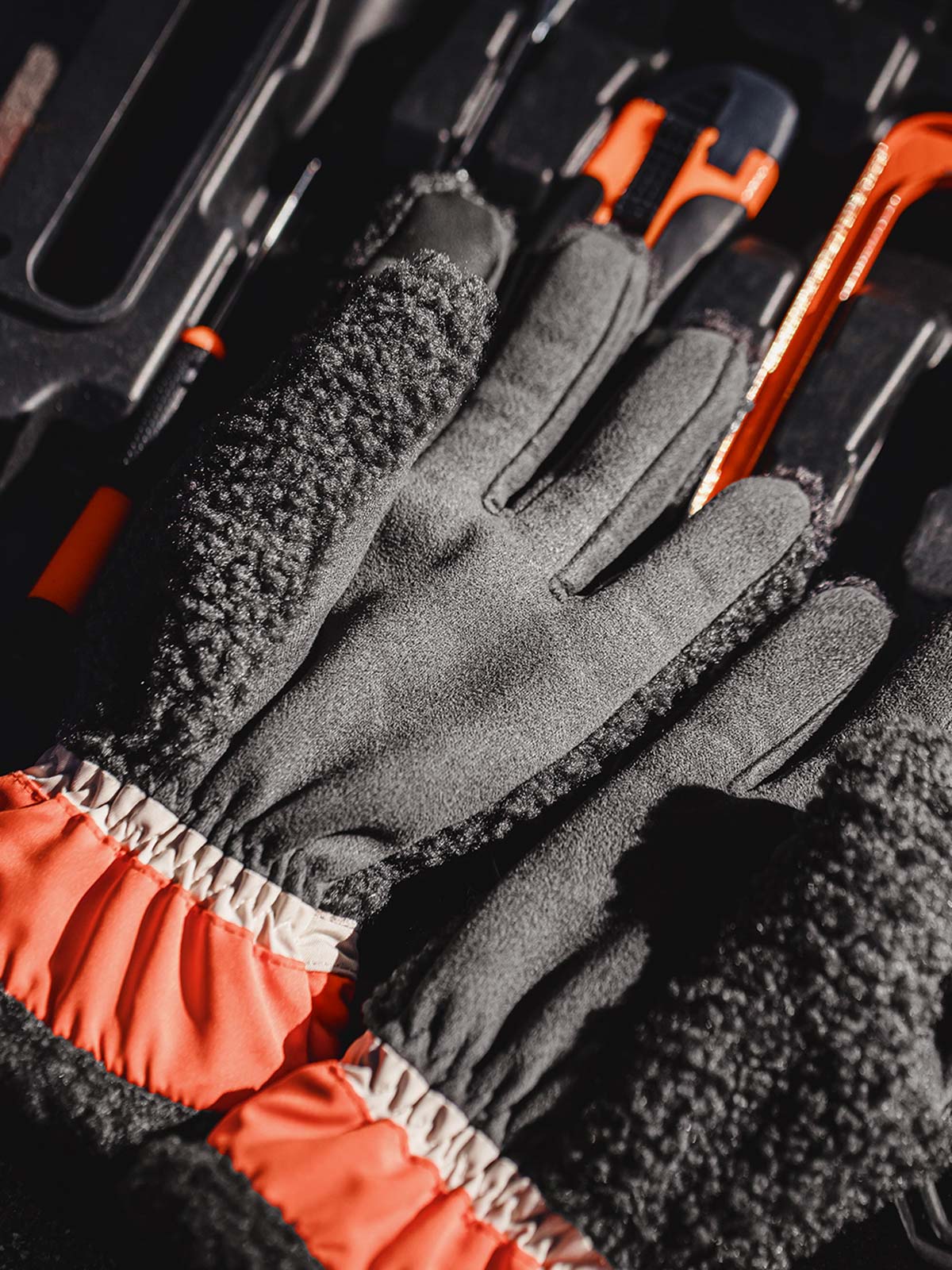 製品画像:
両面フリースタッチグローブ。タッチスクリーン対応デザインで、親指と人差し指に導電繊維を使用し、スマートフォンやタブレットを冬でも快適に操作可能。高い保温性を提供する北極フリース裏地と、しっかりとしたパイルフリース&スエード表地。
詳細画像:
革新的なタッチスクリーン対応両面フリースグローブ。親指と人差し指に導電繊維を使用し、スマートフォン操作が可能。ロングリブデザインで手首部分を保温し、パイルフリースとスエードの素材で耐久性と保温性を兼ね備えた作り。