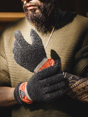 詳細画像:
革新的なタッチスクリーン対応両面フリースグローブ。親指と人差し指に導電繊維を使用し、スマートフォン操作が可能。ロングリブデザインで手首部分を保温し、パイルフリースとスエードの素材で耐久性と保温性を兼ね備えた作り。
モデル画像:
着用感を表現した両面フリースタッチグローブ。冬の通勤やアウトドア活動に最適で、保温・防風・防寒性能を兼ね備え、スマートフォン操作も快適に行えるデザイン。