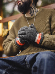 詳細画像:
革新的なタッチスクリーン対応両面フリースグローブ。親指と人差し指に導電繊維を使用し、スマートフォン操作が可能。ロングリブデザインで手首部分を保温し、パイルフリースとスエードの素材で耐久性と保温性を兼ね備えた作り。
モデル画像:
着用感を表現した両面フリースタッチグローブ。冬の通勤やアウトドア活動に最適で、保温・防風・防寒性能を兼ね備え、スマートフォン操作も快適に行えるデザイン。