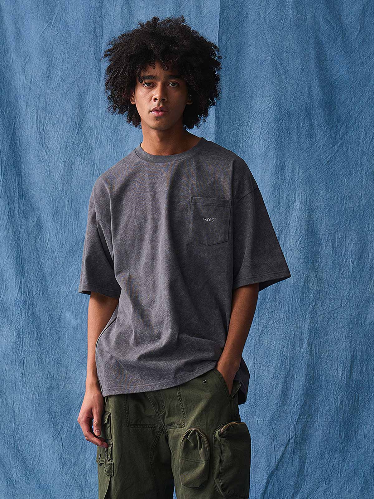 モデルが着用した復古風バティック染め半袖Tシャツ