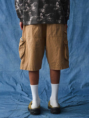 モデルが着用したヴィンテージウォッシュカーゴショーツ