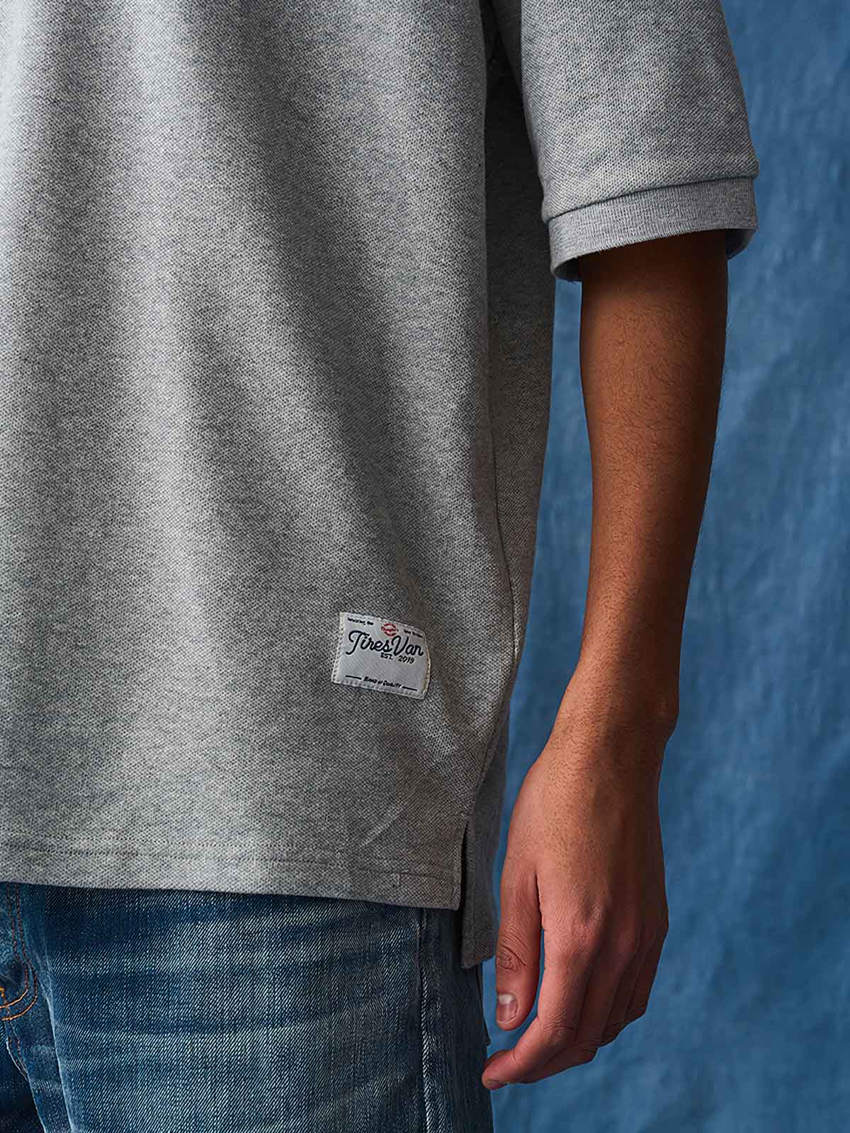 モデルが着用したクラシック襟付きコットン半袖ポロシャツ