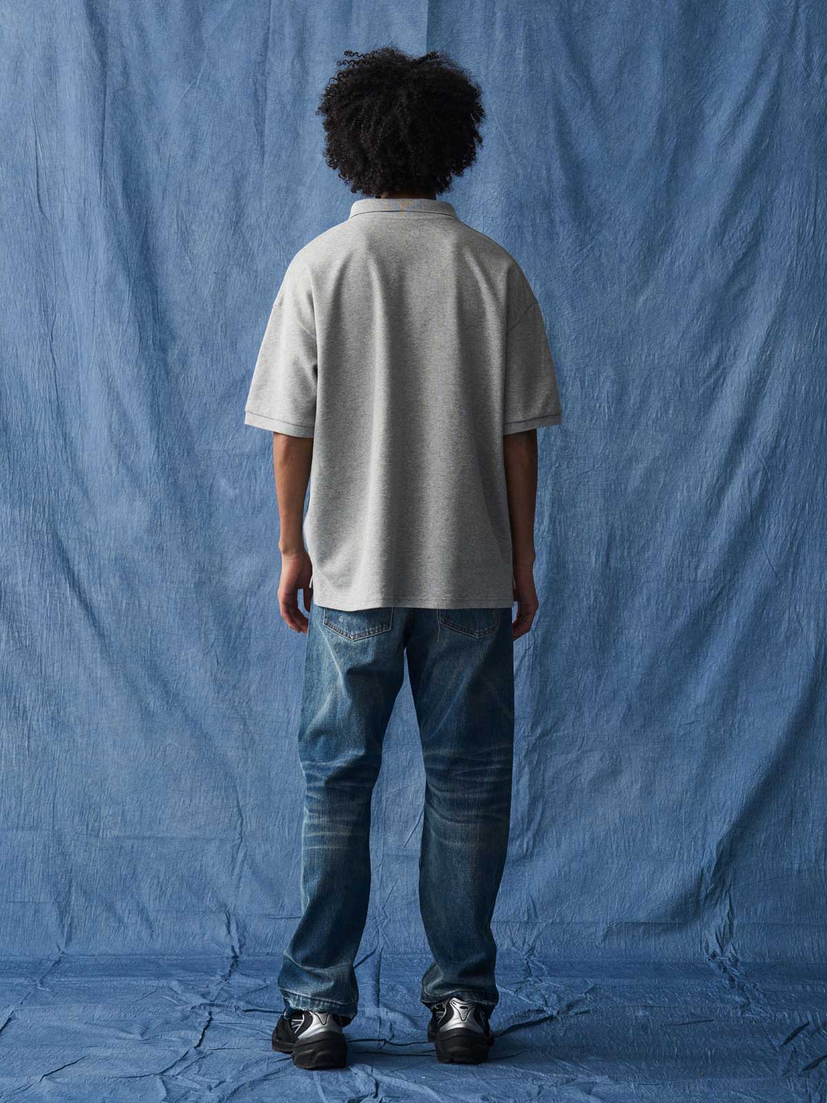 モデルが着用したクラシック襟付きコットン半袖ポロシャツ