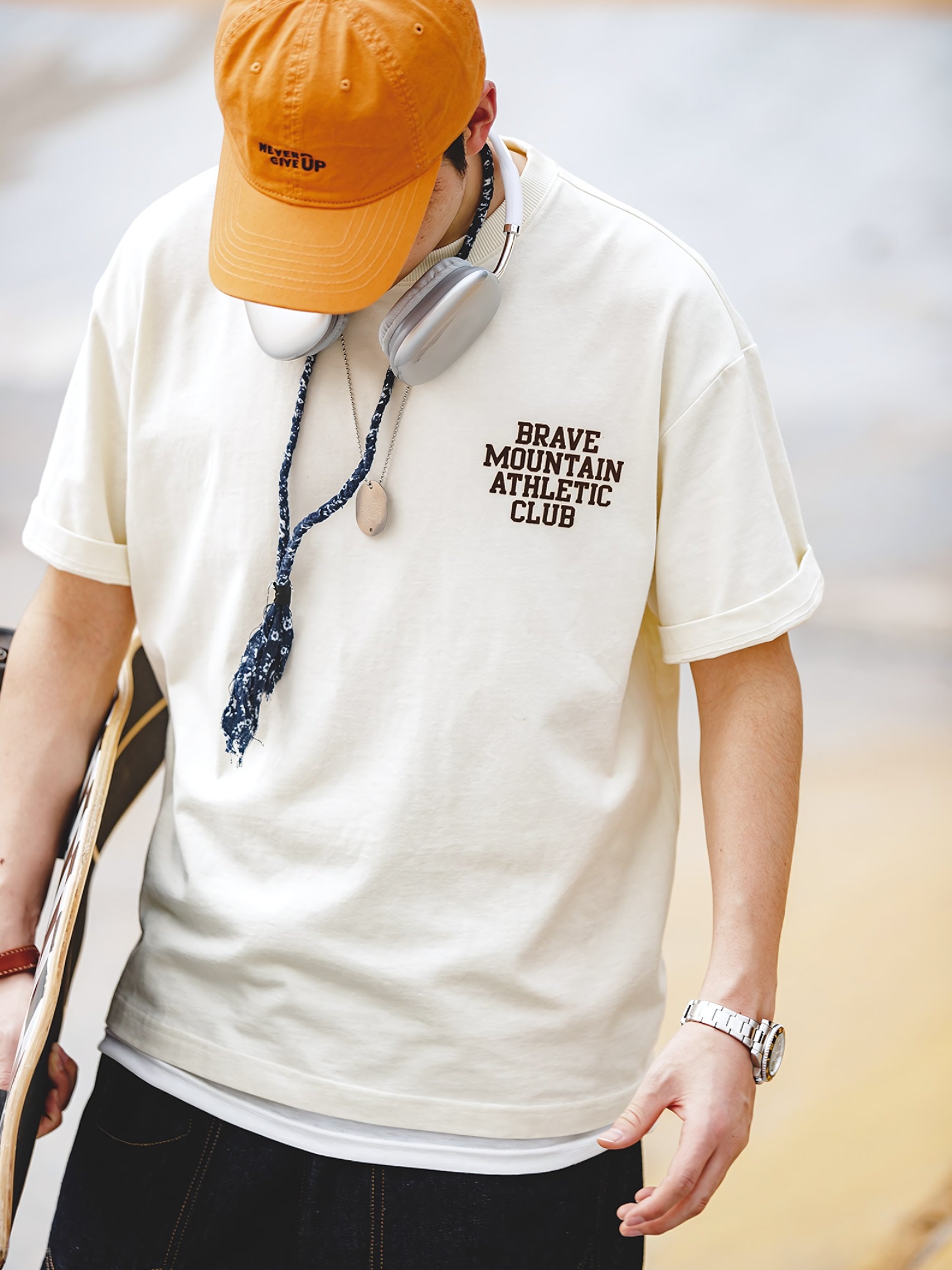 胸に「BRAVE MOUNTAIN ATHLETIC CLUB」のフロッキープリントが施されたマカロンカラーのTシャツ、100%コットン素材。