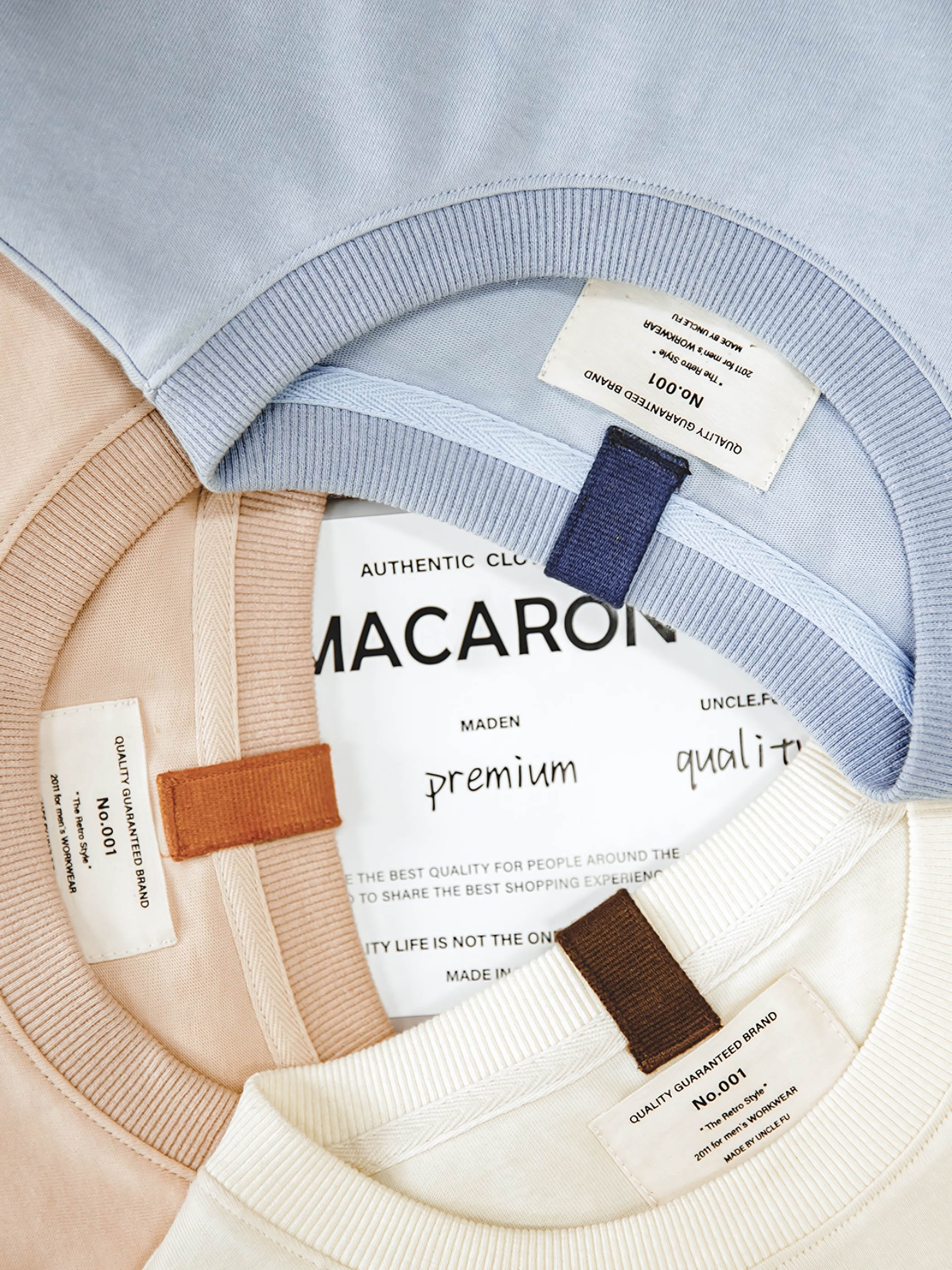 胸に「BRAVE MOUNTAIN ATHLETIC CLUB」のフロッキープリントが施されたマカロンカラーのTシャツ、100%コットン素材。