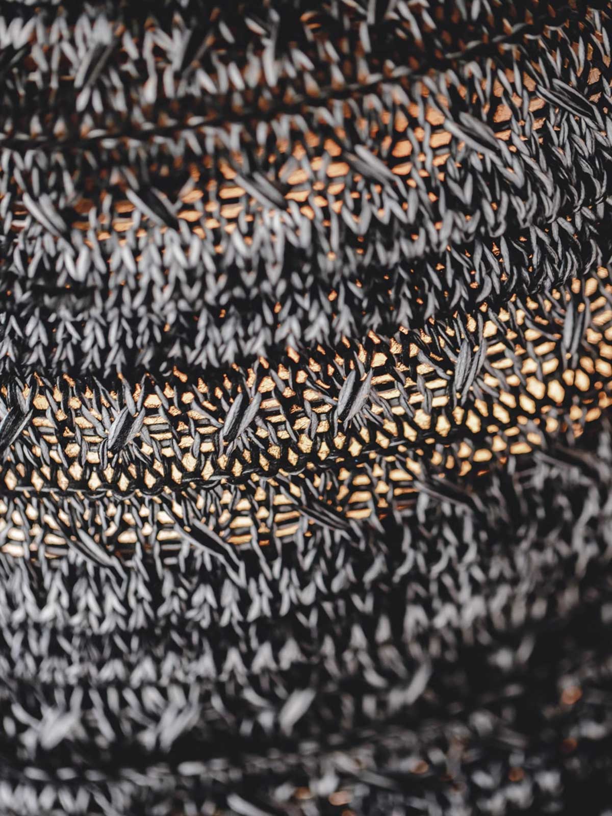 ポリエステル素材のハットの精密な織りと端を飾るラベルのクローズアップ。