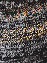 ポリエステル素材のハットの精密な織りと端を飾るラベルのクローズアップ。