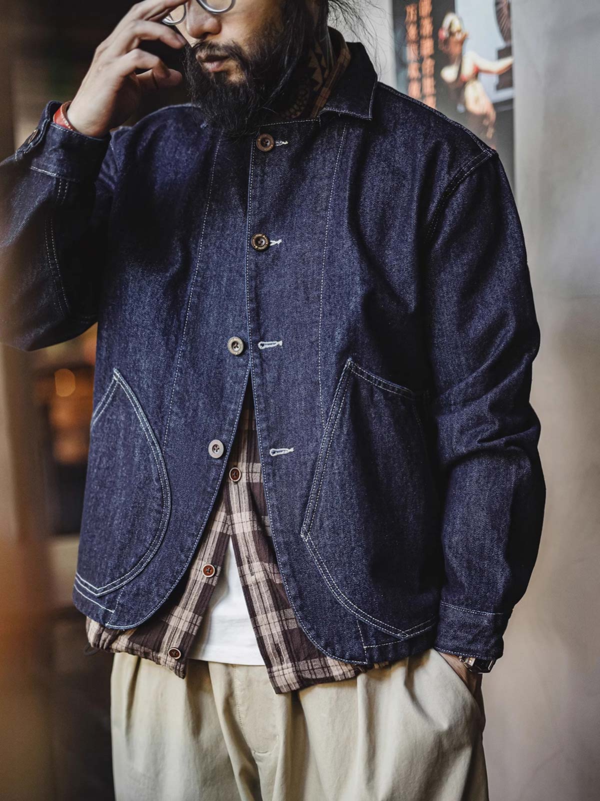 詳細画像
大容量のダブルインサートポケットや丸みを帯びた裾デザイン、ツイル織りテクスチャーのディテールを強調したショット。自然なウォッシュ加工の風合いも表現。
モデル画像
ライトカラーのTシャツとワークパンツを合わせたストリートスタイルを披露するモデルが着用したウォッシュデニムジャケット。現代的なワーク感が際立つコーディネート。