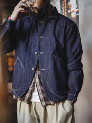 詳細画像
大容量のダブルインサートポケットや丸みを帯びた裾デザイン、ツイル織りテクスチャーのディテールを強調したショット。自然なウォッシュ加工の風合いも表現。
モデル画像
ライトカラーのTシャツとワークパンツを合わせたストリートスタイルを披露するモデルが着用したウォッシュデニムジャケット。現代的なワーク感が際立つコーディネート。