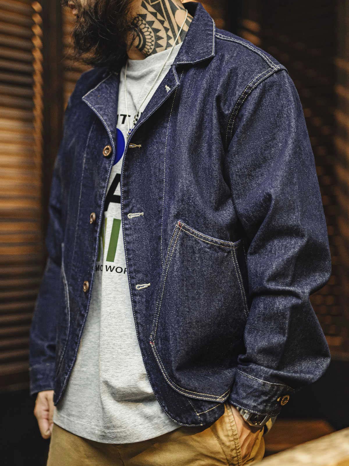 詳細画像
大容量のダブルインサートポケットや丸みを帯びた裾デザイン、ツイル織りテクスチャーのディテールを強調したショット。自然なウォッシュ加工の風合いも表現。
モデル画像
ライトカラーのTシャツとワークパンツを合わせたストリートスタイルを披露するモデルが着用したウォッシュデニムジャケット。現代的なワーク感が際立つコーディネート。